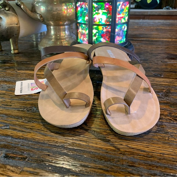 NWT Sandals Muk Luks Size 8 Made in the USA Multicolor Cute Slip On Toe Detail - Picture 4 of 9